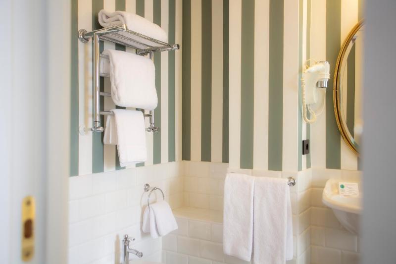 Double or Twin Room with Balcony image 4