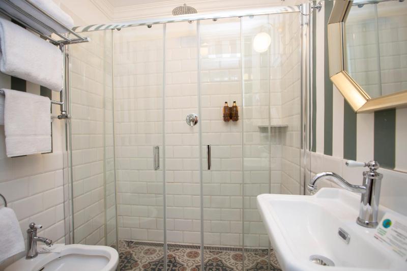 Deluxe Double Room image 2