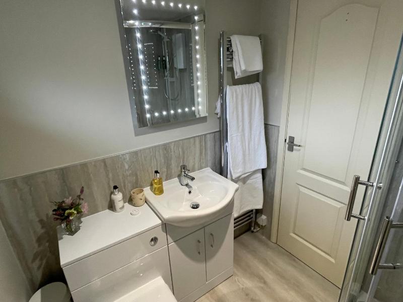 Standard Twin Room image 3