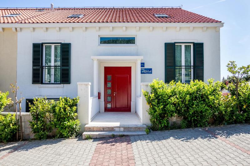 Zlatni Bol Apartments - image 30