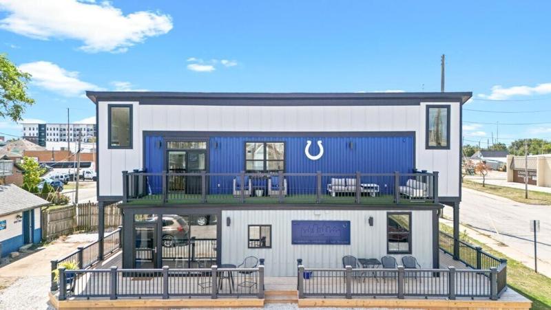Stadium Container Club House - image 30