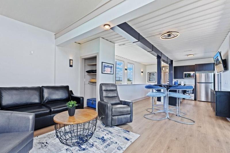 Stadium Container Club House - image 8