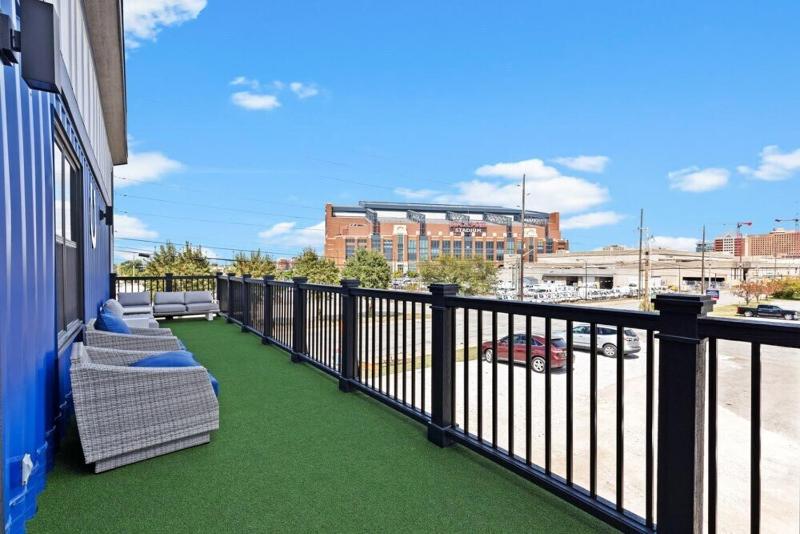 Stadium Container Club House - image 36