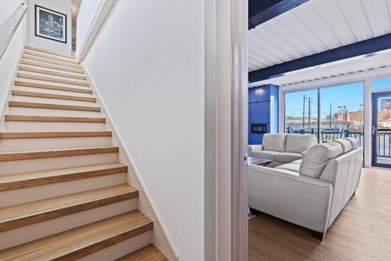 Stadium Container Club House - image 28