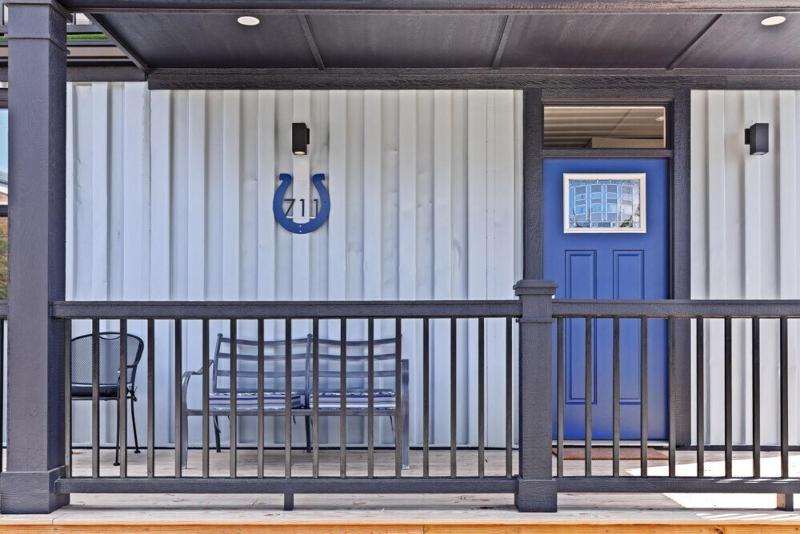 Stadium Container Club House - image 37