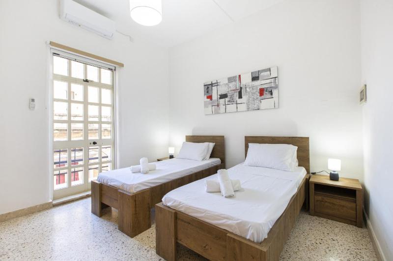 Bright and Cozy Two-Bedroom Apartment Near Sliema Promenade - image 16