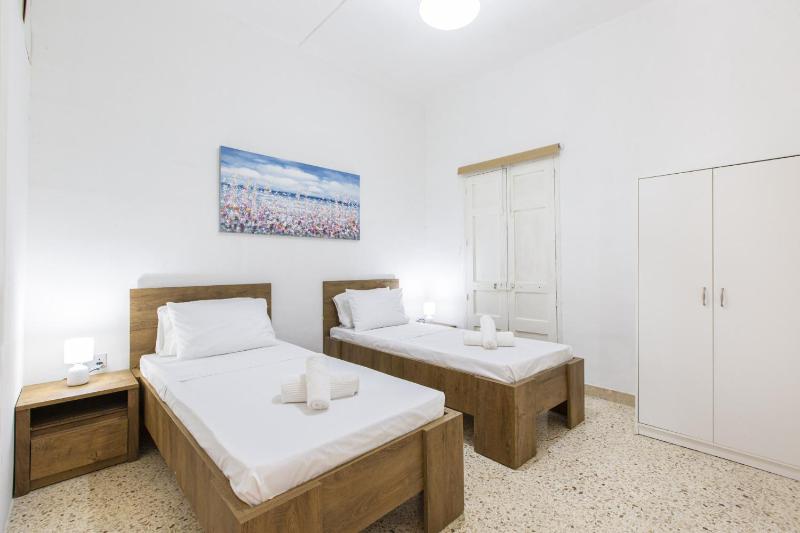 Bright and Cozy Two-Bedroom Apartment Near Sliema Promenade - image 4