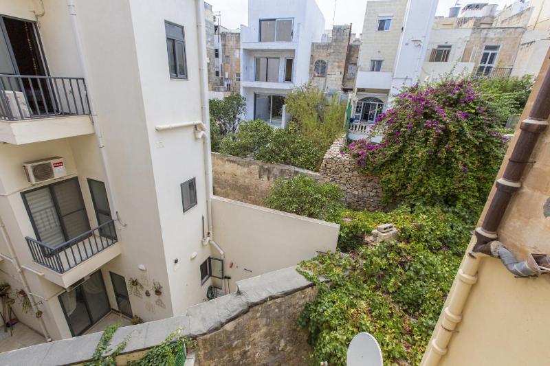 Bright and Cozy Two-Bedroom Apartment Near Sliema Promenade - image 12