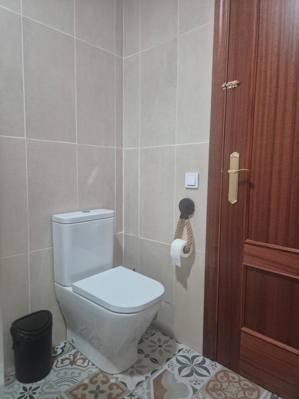 Single Room with Shared Bathroom image 2