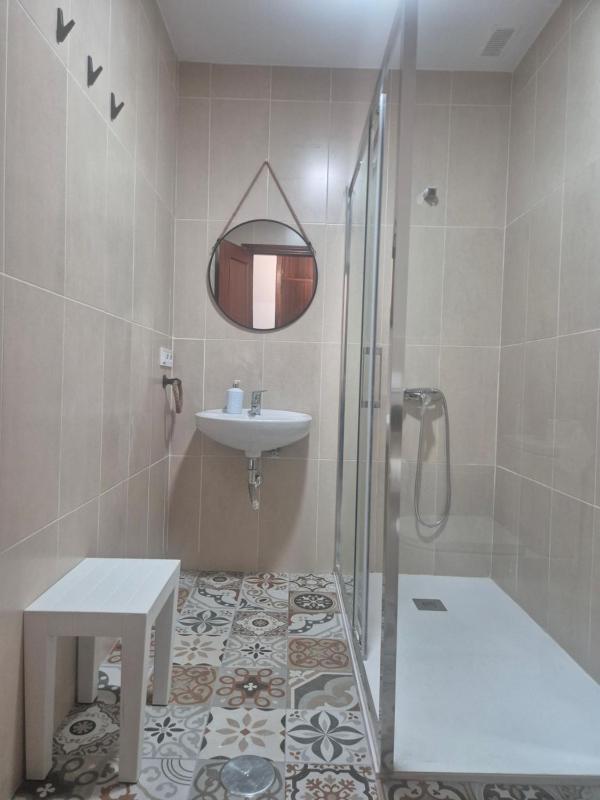 Single Room with Shared Bathroom image 4