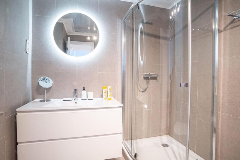 5-Star Penthouse with Private Jacuzzi at Elite Comfort - image 5