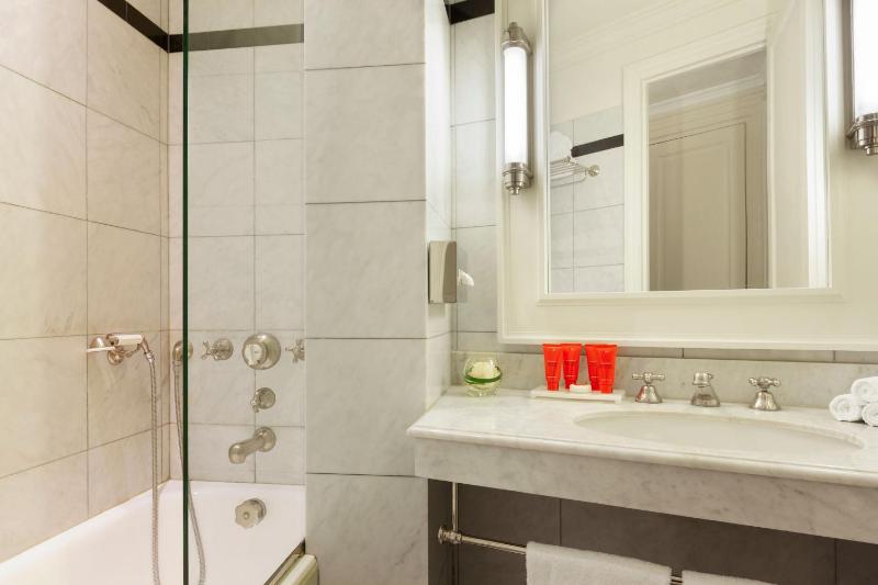 Deluxe Twin Room image 2