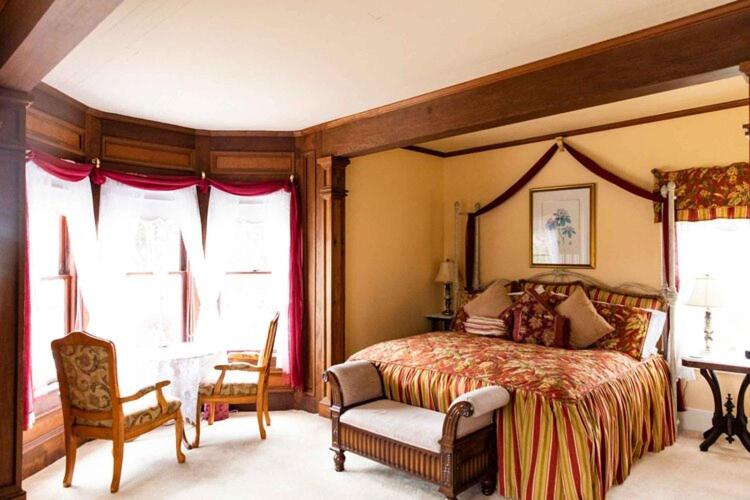 Bessie Strauss Room - King Room with Ocean View image 2
