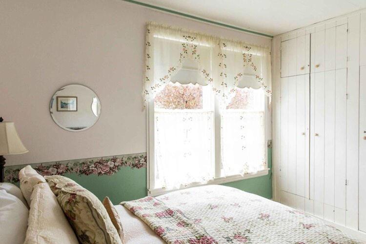 Annie's Room - Standard Queen  image 2