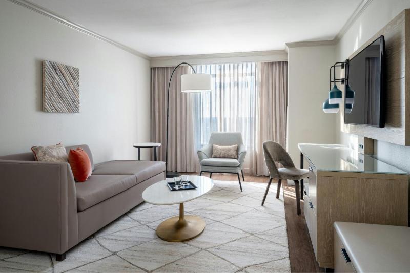 One-Bedroom Suite image 3