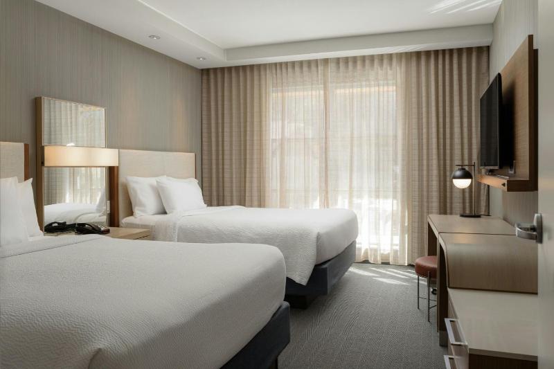 Queen Room with Two Queen Beds image 3