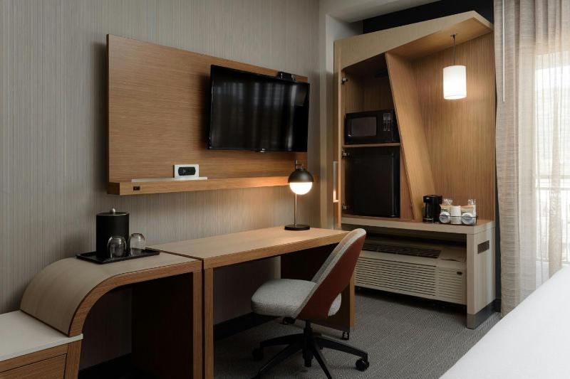King Room with Mountain View image 3