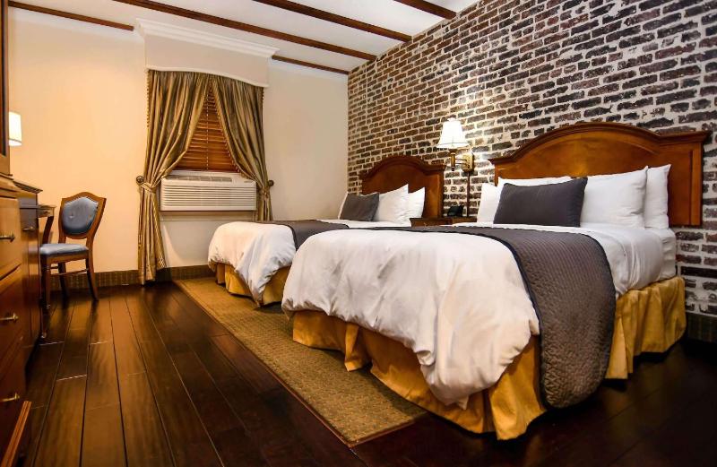 Deluxe Double Room with Two Double Beds image 2