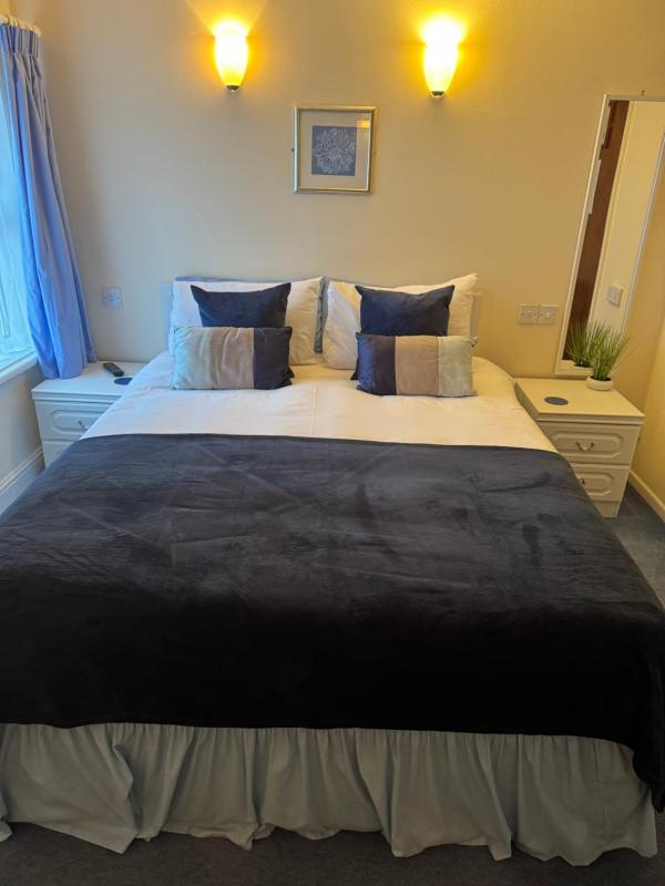 Double Room with King Bed image 4