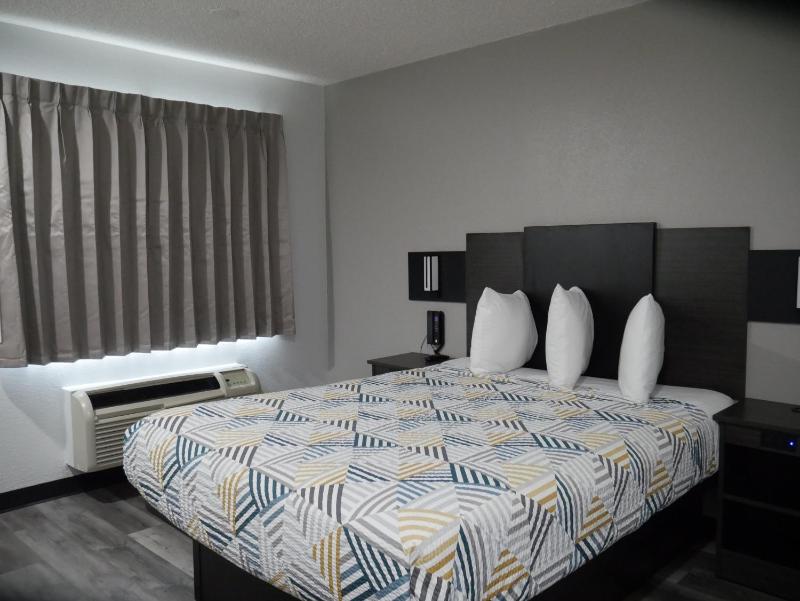 Queen Room image 3