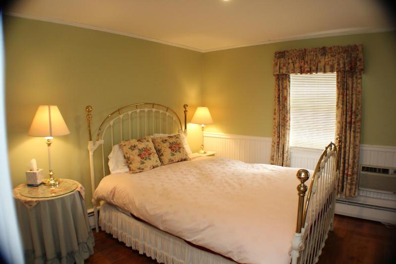 Double Room with Shared Bathroom image 2