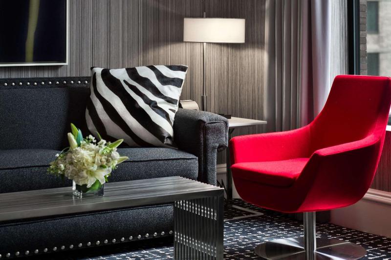 King Studio with Sofa Bed image 4