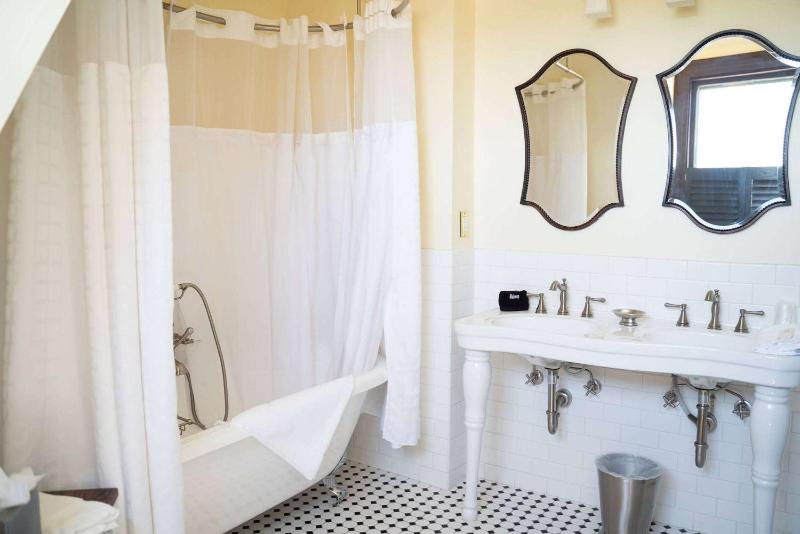 King Suite with Sofa Bed and Shower image 2