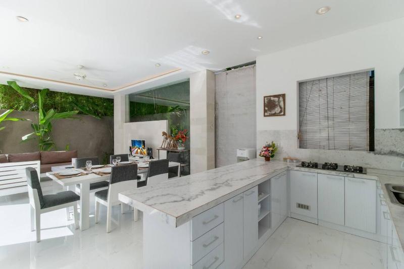 Superb 3 Bed Villa Walk to Beach Fast Wi-Fi - image 11