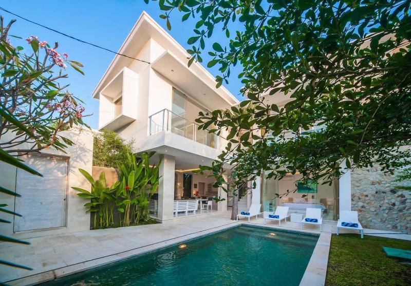 Superb 3 Bed Villa Walk to Beach Fast Wi-Fi - image 10
