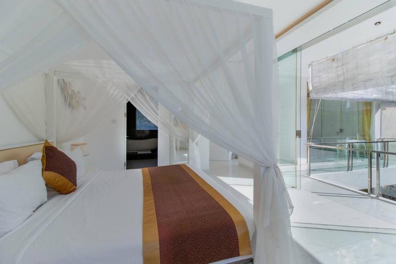Superb 3 Bed Villa Walk to Beach Fast Wi-Fi - image 2