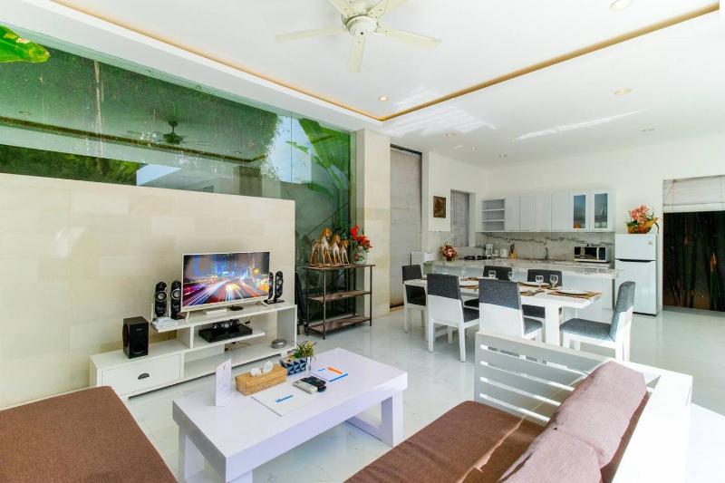 Superb 3 Bed Villa Walk to Beach Fast Wi-Fi - image 13