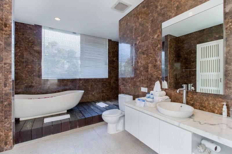 Superb 3 Bed Villa Walk to Beach Fast Wi-Fi - image 8