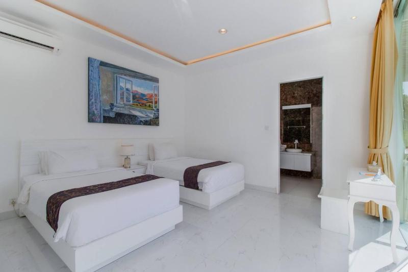 Superb 3 Bed Villa Walk to Beach Fast Wi-Fi - image 15