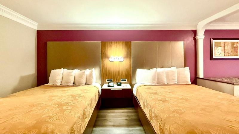 Queen Room with Two Queen Beds - Non-Smoking image 4