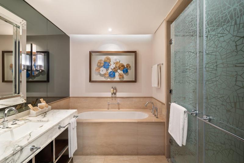 Superior King Room, Sea View image 2