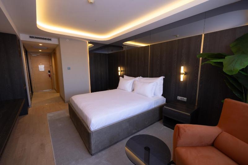 Standard Double Room image 3