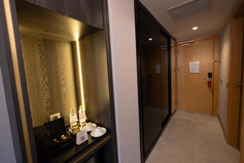 Standard Twin Room image 1