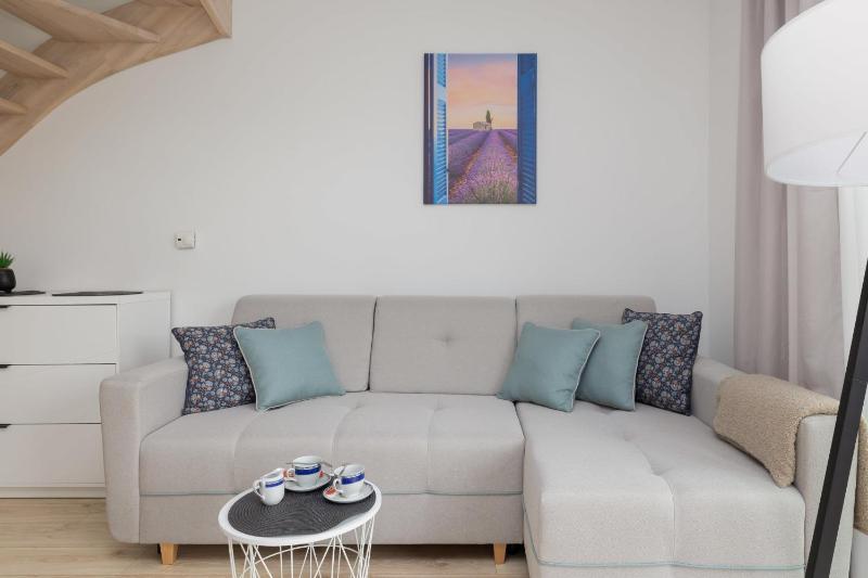 Dwupoziomowy Apartament z Parkingiem - Taras i Balkon - 3 Sypialnie by Noclegi Renters - image 1