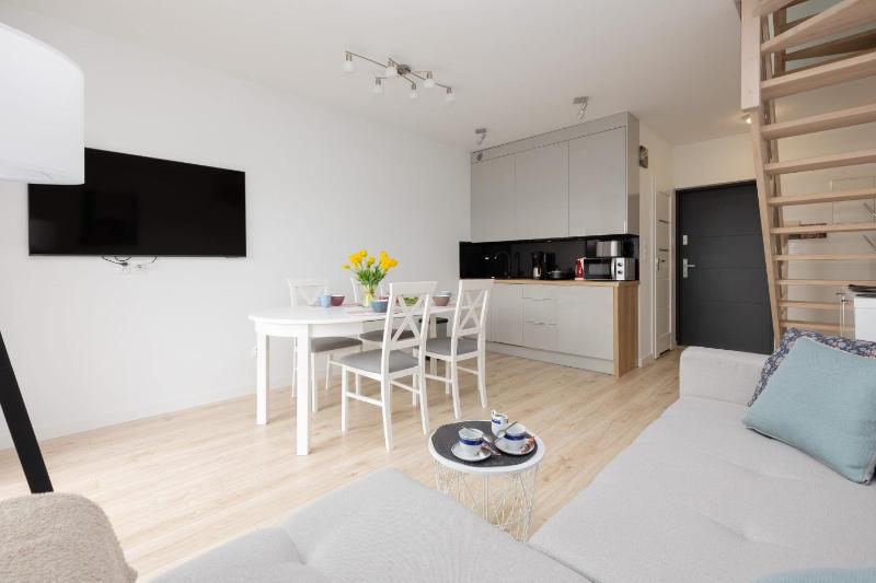 Dwupoziomowy Apartament z Parkingiem - Taras i Balkon - 3 Sypialnie by Noclegi Renters - image 3