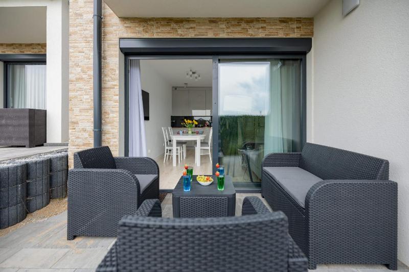 Dwupoziomowy Apartament z Parkingiem - Taras i Balkon - 3 Sypialnie by Noclegi Renters - image 7
