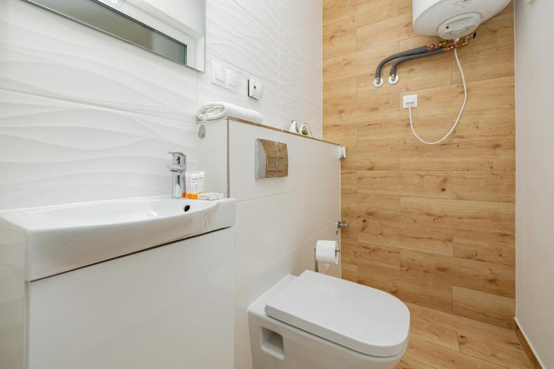 Dwupoziomowy Apartament z Parkingiem - Taras i Balkon - 3 Sypialnie by Noclegi Renters - image 6