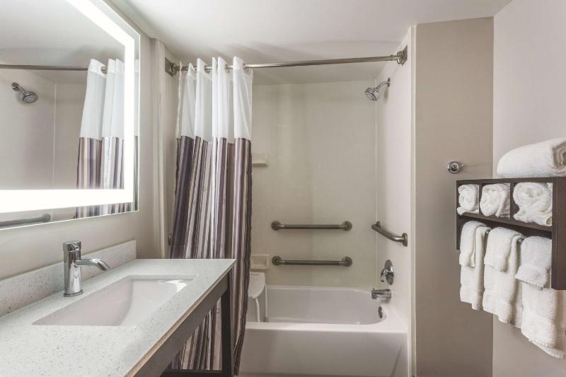 Queen Room with Two Queen Beds - Mobility Access/Non-Smoking image 3