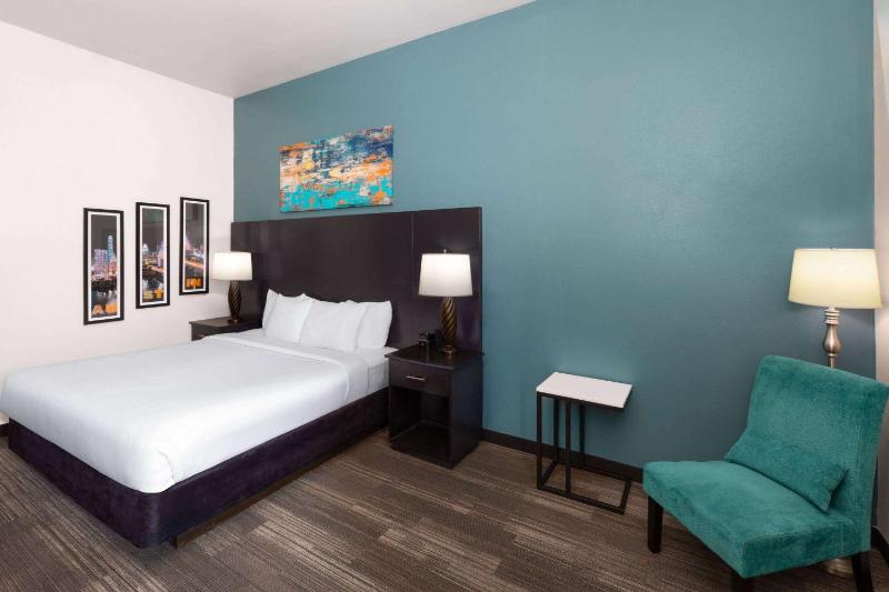 Deluxe King Room image 3