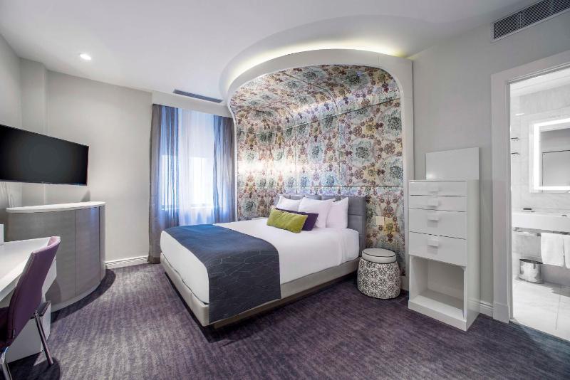 Queen Room with Roll In Shower - Accessible image 3