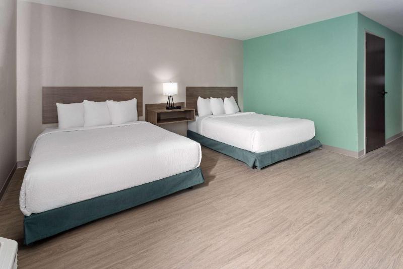Queen Room with Two Queen Beds, Mobility Access and Bathtub with Grab Bars, Non-Smoking image 4