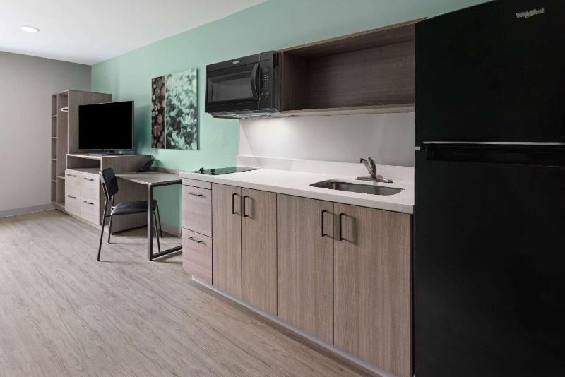 Queen Suite - Non-Smoking image 3