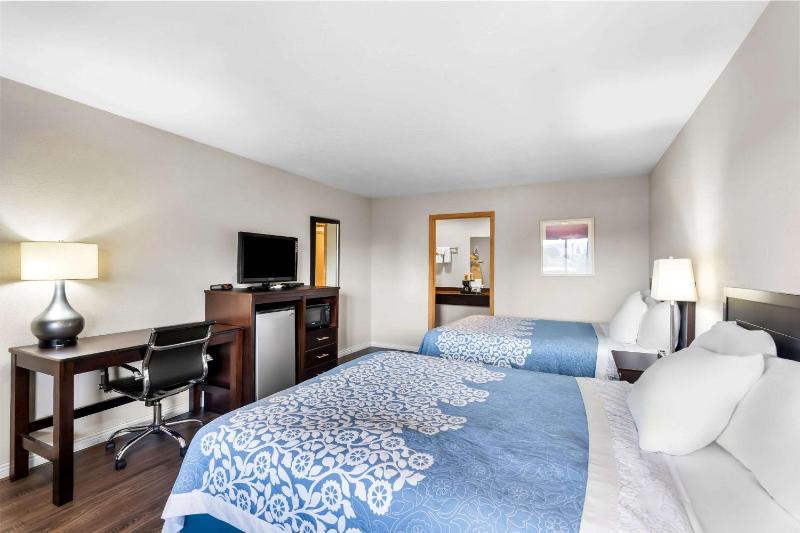 Quadruple Room with Two Queen Beds and Roll-In Shower - Disability Access/Non Smoking image 2