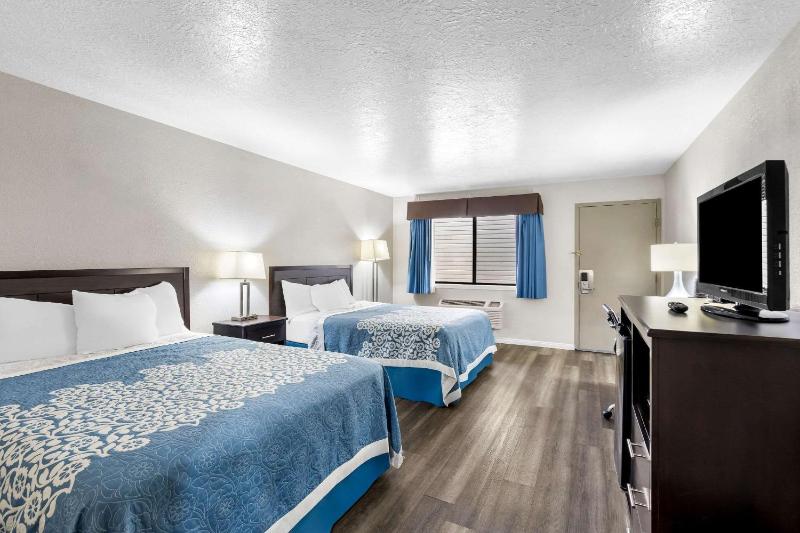Quadruple Room with Two Queen Beds - Non Smoking image 4