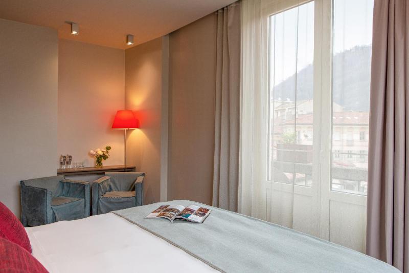 Deluxe Double or Twin Room image 3