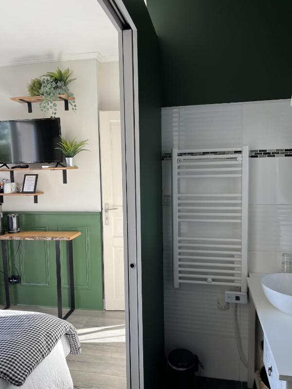 Small Double Room image 3